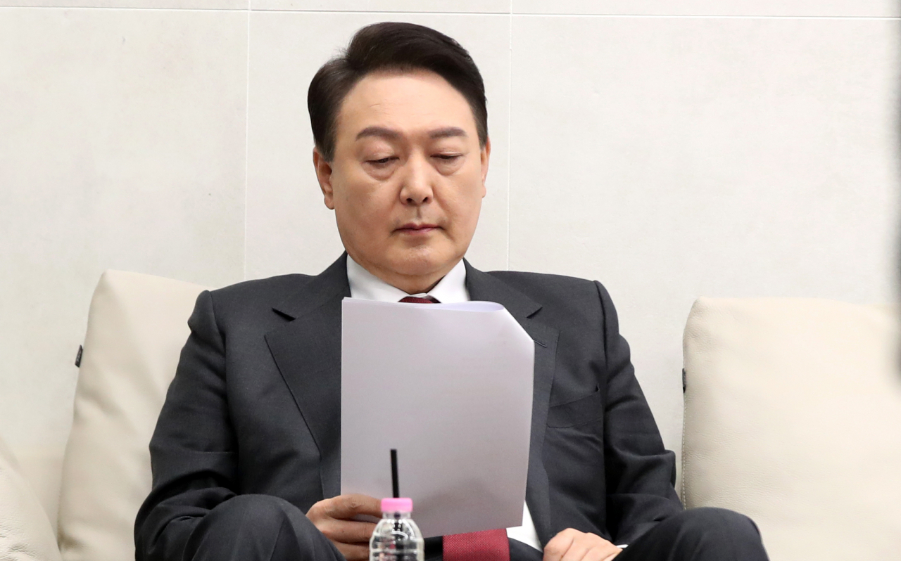 윤석열 국민의힘 대선후보가 20일 방송광고 촬영을 위해 서울 중구 한 방송사에서 촬영을 위한 원고를 보고 있다. [연합]