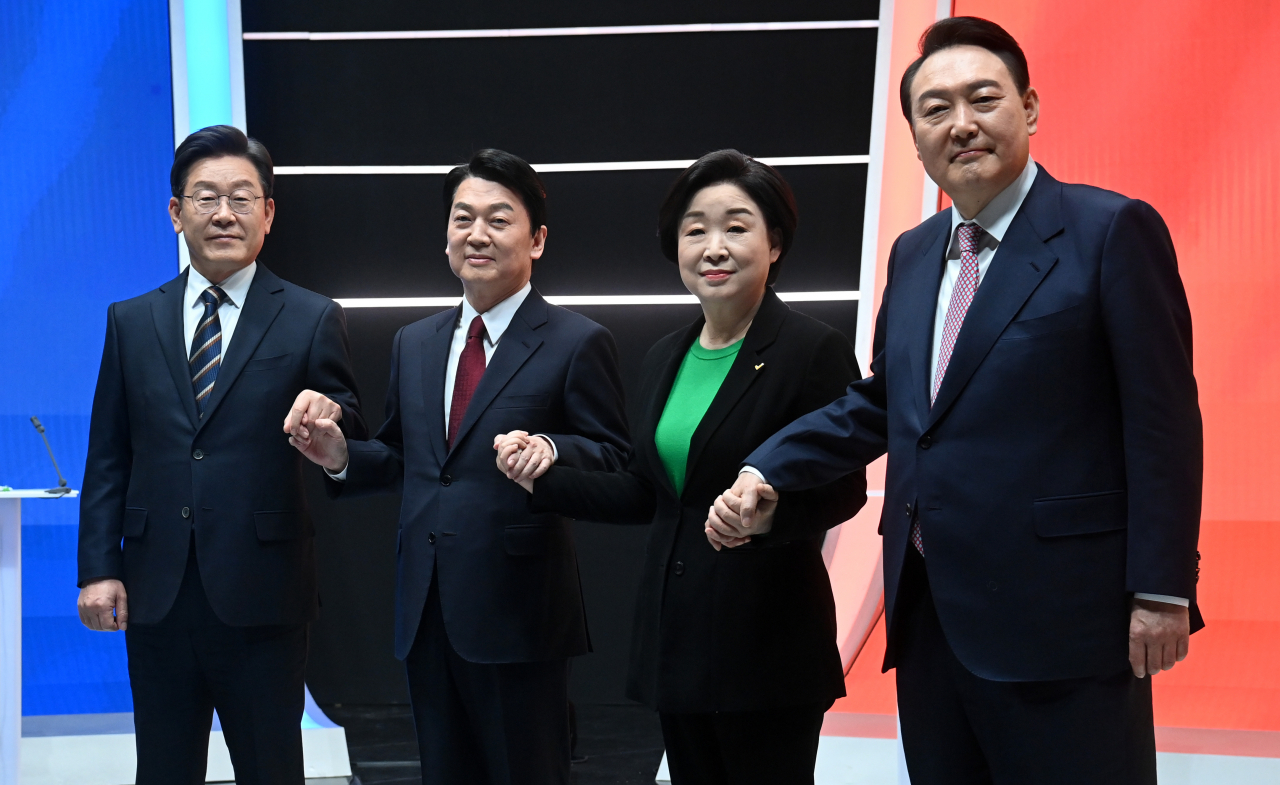 21일 오후 서울 마포구 MBC 미디어센터 공개홀에서 열린 중앙선거방송토론위원회 주관 제20대 대통령선거 후보 초청 1차 토론회에 앞서 대선 후보들이 기념촬영을 하고 있다. 왼쪽부터 더불어민주당 이재명 대선 후보, 국민의당 안철수 대선 후보, 정의당 심상정 대선 후보, 국민의힘 윤석열 대선 후보. [연합]