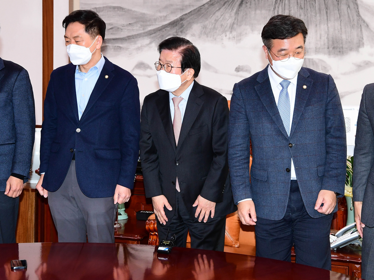 윤호중 더불어민주당 원내대표(오른쪽)와 김기현 국민의힘 원내대표(왼쪽)가 21일 여의도 국회의장실에서 박병석 국회의장 주재로 열린 추경안 처리 여야 원내대표 회동에서 기념촬영을 한 뒤 자리에 앉고 있다. [연합]