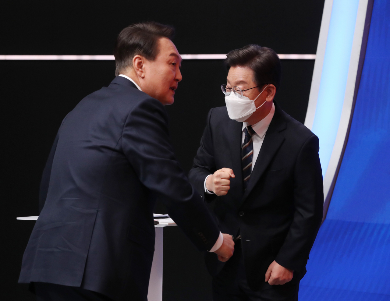 윤석열 국민의힘 대선 후보(왼쪽)와 이재명 더불어민주당 대선 후보가 21일 오후 서울 마포구 MBC 미디어센터 공개홀에서 열린 중앙선거방송토론위원회 주관 제20대 대통령선거 후보 초청 1차 토론회 시작에 앞서 인사하고 있다. [연합]