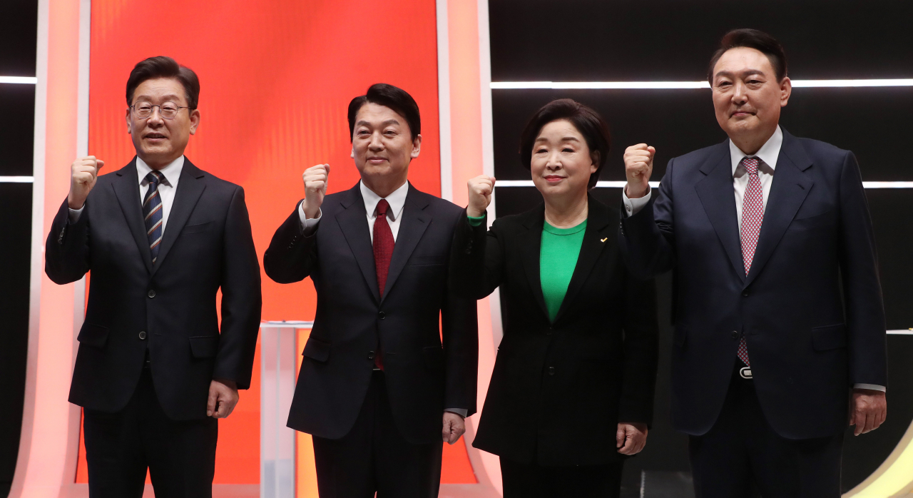 21일 오후 서울 마포구 MBC 미디어센터 공개홀에서 열린 중앙선거방송토론위원회 주관 제20대 대통령선거 후보 초청 1차 토론회에 앞서 대선 후보들이 기념촬영을 하고 있다. 왼쪽부터 더불어민주당 이재명 대선 후보, 국민의당 안철수 대선 후보, 정의당 심상정 대선 후보, 국민의힘 윤석열 대선 후보. [연합]