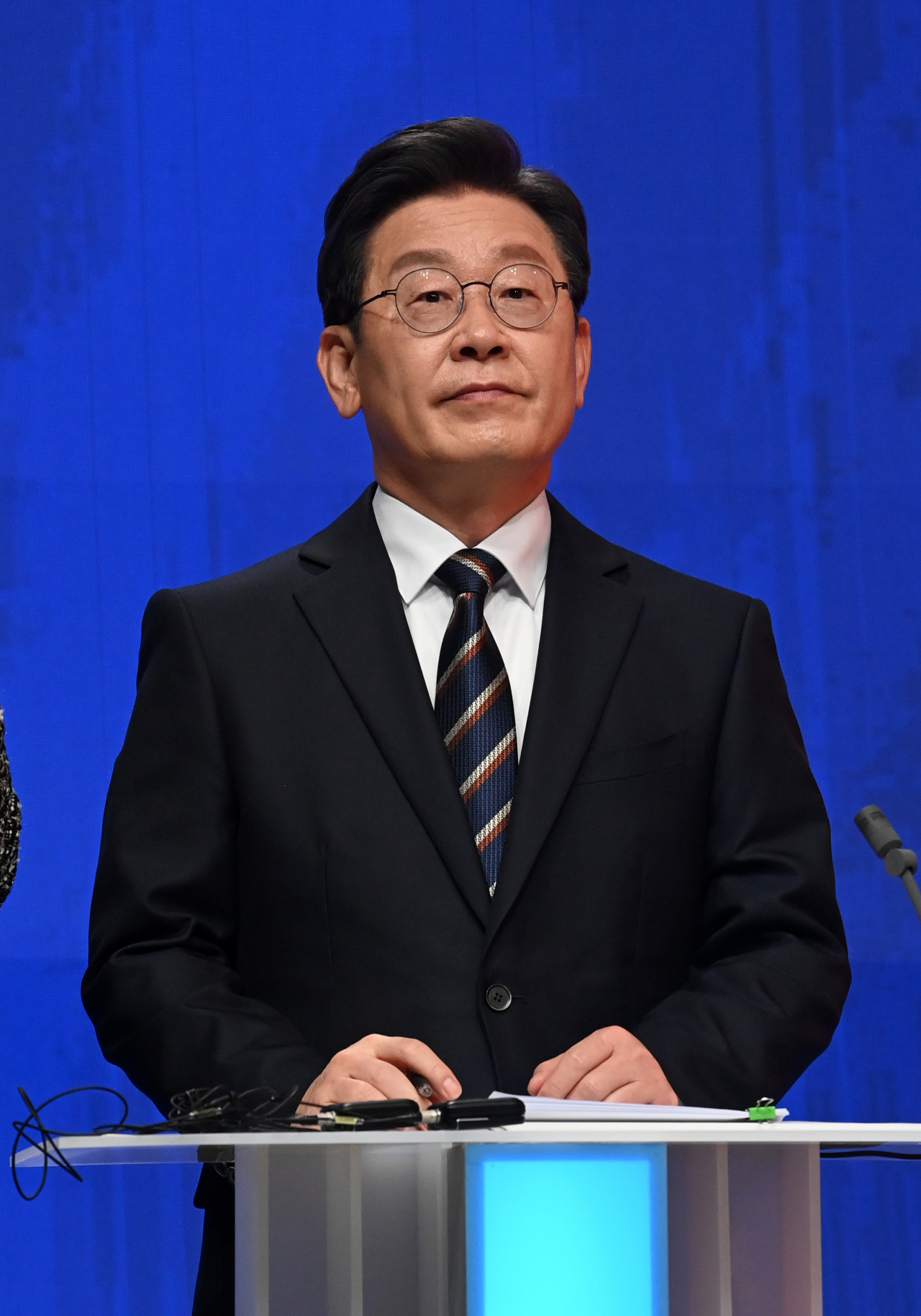 이재명 더불어민주당 대선후보가 21일 오후 서울 마포구 MBC 미디어센터 공개홀에서 열린 중앙선거방송토론위원회 주관 제20대 대통령선거 후보 초청 1차 토론회에서 토론을 준비하고 있다. [연합]