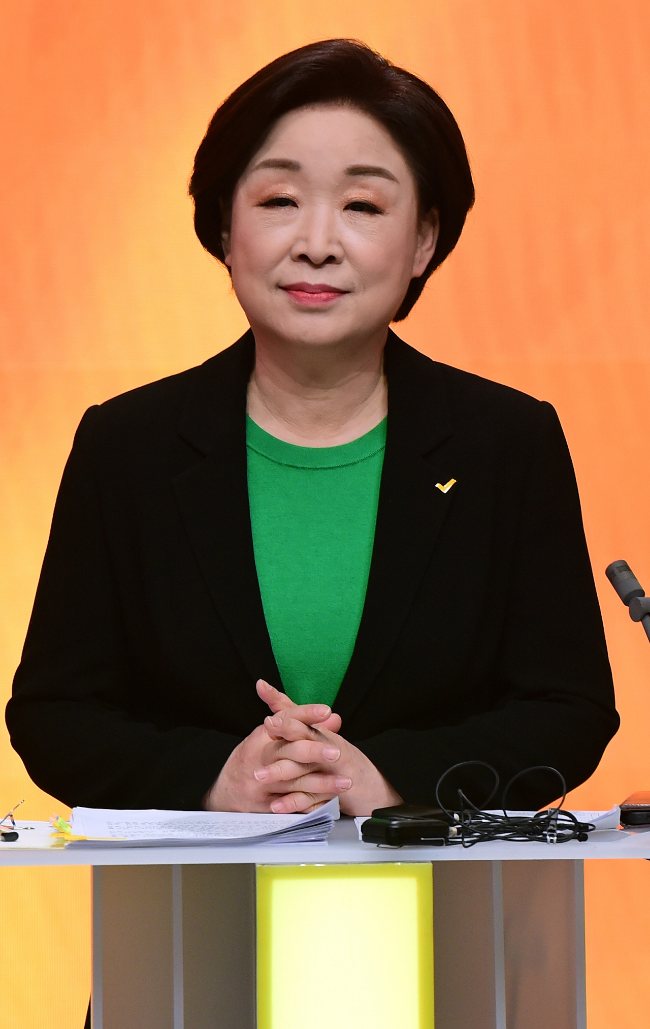 심상정 정의당 대선 후보가 21일 오후 서울 마포구 MBC 미디어센터 공개홀에서 열린 중앙선거방송토론위원회 주관 제20대 대통령선거 후보 초청 1차 토론회에서 토론을 준비하고 있다. [연합]