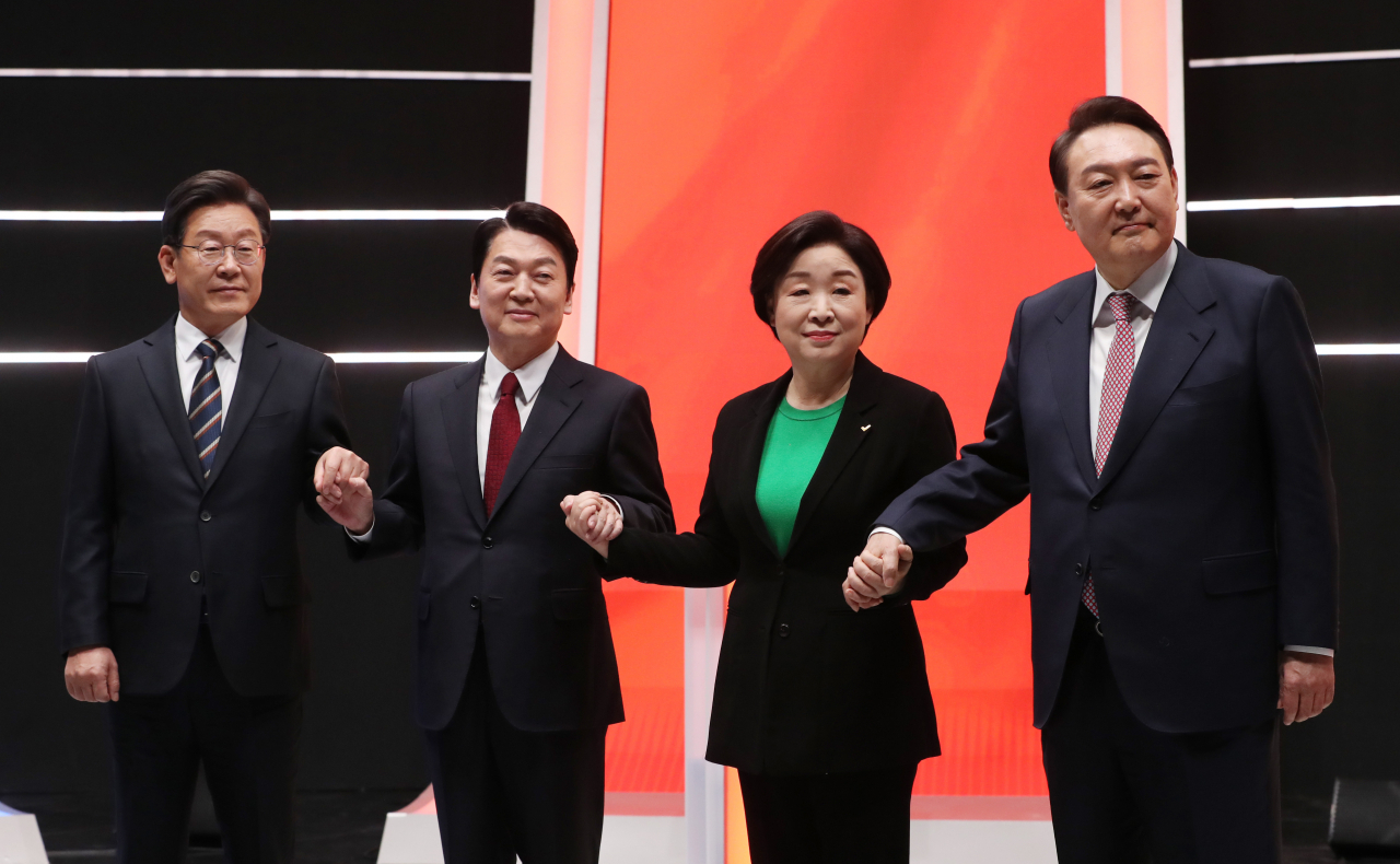 21일 오후 서울 마포구 MBC 미디어센터 공개홀에서 열린 중앙선거방송토론위원회 주관 제20대 대통령선거 후보 초청 1차 토론회에 앞서 대선 후보들이 기념촬영을 하고 있다. 왼쪽부터 이재명 더불어민주당 대선 후보, 안철수 국민의당 대선 후보, 심상정 정의당 대선 후보, 윤석열 국민의힘 대선 후보. [연합]