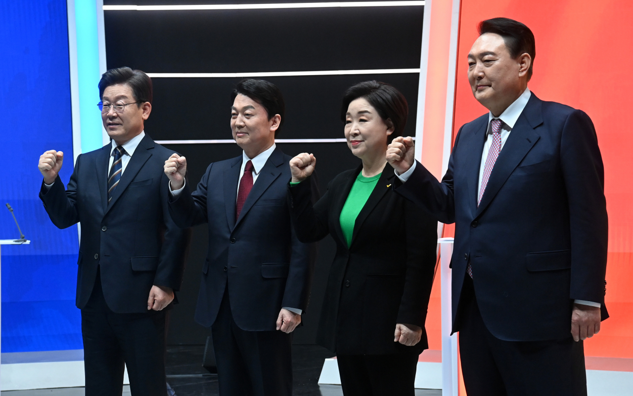 21일 오후 서울 마포구 MBC 미디어센터 공개홀에서 열린 중앙선거방송토론위원회 주관 제20대 대통령선거 후보 초청 1차 토론회에 앞서 대선 후보들이 기념촬영을 하고 있다. 왼쪽부터 더불어민주당 이재명 대선 후보, 국민의당 안철수 대선 후보, 정의당 심상정 대선 후보, 국민의힘 윤석열 대선 후보. [연합]