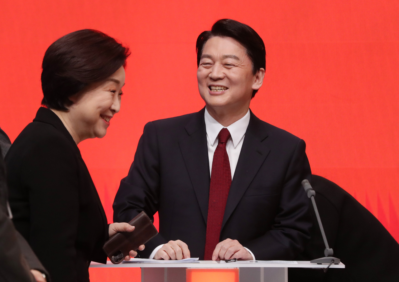 심상정 정의당 대선 후보(왼쪽)와 안철수 국민의당 대선후보가 21일 오후 서울 마포구 MBC 미디어센터 공개홀에서 열린 중앙선거방송토론위원회 주관 제20대 대통령선거 후보 초청 1차 토론회 시작에 앞서 인사하고 있다. [연합]