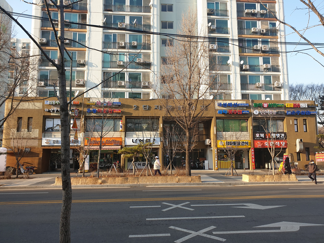 서울 강북구 한천로105길 24 상가 광고물 정비 후의 모습. [강북구 제공]