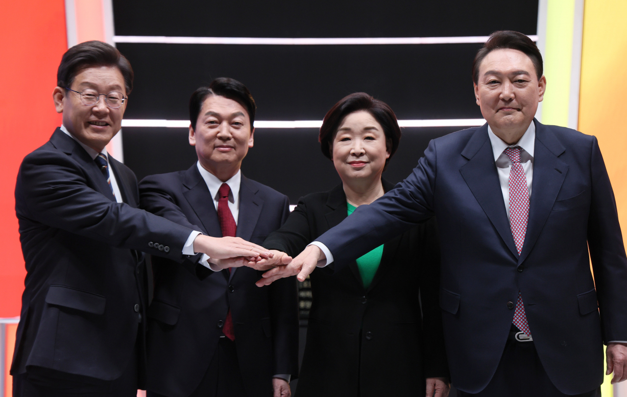 21일 오후 서울 마포구 MBC 미디어센터 공개홀에서 열린 중앙선거방송토론위원회 주관 제20대 대통령선거 후보 초청 1차 토론회에 앞서 대선 후보들이 기념촬영을 하고 있다. 왼쪽부터 더불어민주당 이재명 대선 후보, 국민의당 안철수 대선 후보, 정의당 심상정 대선 후보, 국민의힘 윤석열 대선 후보. [연합]