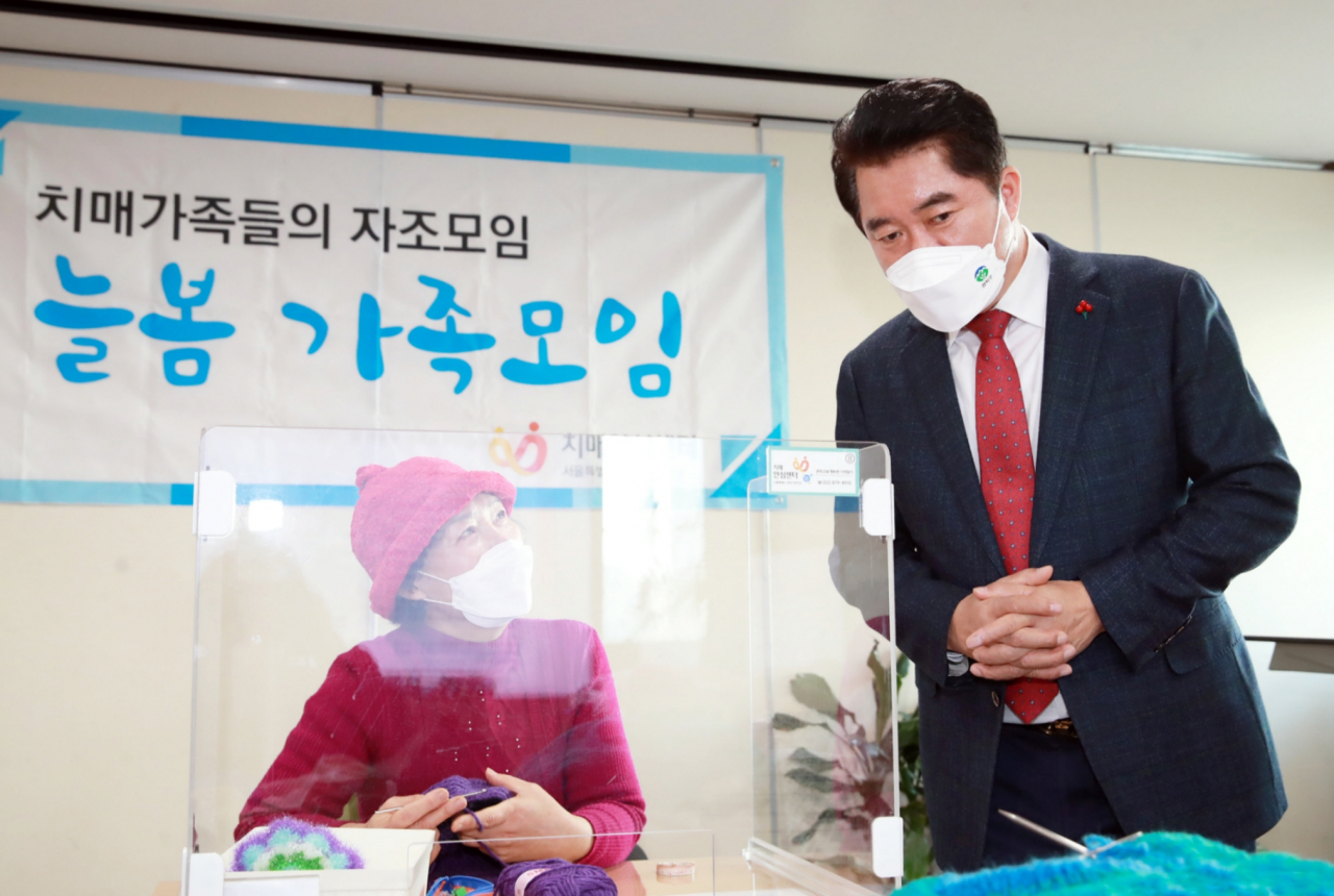 지난해 12월 박준희 관악구청장이 치매가족 자조모임 참여자를 격려하고 이야기를 나누고 있다. [관락구 제공]