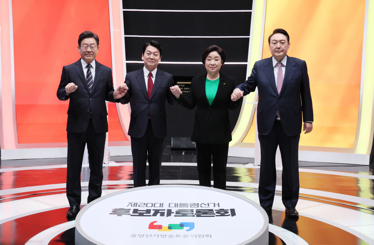 21일 오후 서울 마포구 MBC 미디어센터 공개홀에서 열린 중앙선거방송토론위원회 주관 제20대 대통령선거 후보 초청 1차 토론회에 앞서 대선 후보들이 기념촬영을 하고 있다. 왼쪽부터 이재명 더불어민주당 대선후보, 안철수 국민의당 대선후보, 심상정 정의당 대선후보, 윤석열 국민의힘 대선후보. [연합]