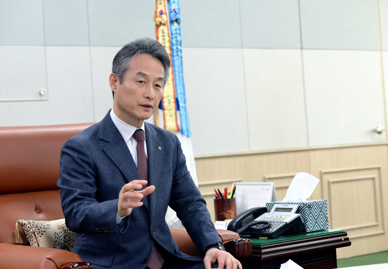 안병옥 한국환경공단 이사장이 인천 서구 한국환경공단 본사 접견실에서 〈헤럴드경제〉와 인터뷰하며 탄소중립 등 현안에 대한 견해를 밝히고 있다. [한국환경공단 제공]
