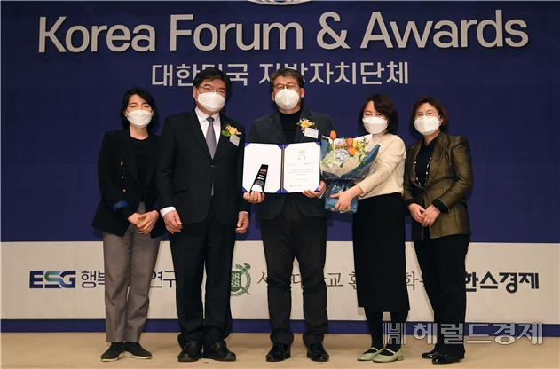 성동구 공무원들이 ‘2022년 지방자치단체 ESG Korea Awards’에서 거버넌스(G) 부문 최우수 지자체로 선정된 뒤 기념사진을 찍고 있다. [성동구]
