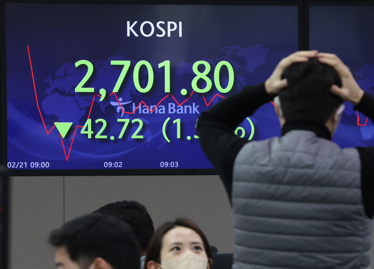 An electronic board showing the Korea Composite Stock Price Index (KOSPI) at a dealing room of the Hana Bank headquarters in Seoul on Feb. 21, 2022. (Yonhap)