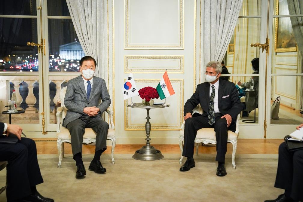South Korean Foreign Minister Chung Eui-yong (L) meets with his Indian counterpart, Subrahmanyam Jaishankar, in Paris on Monday, on the sidelines of the Indo Pacific Ministerial Forum, in this photo provided by the foreign ministry the next day. (The foreign ministry)