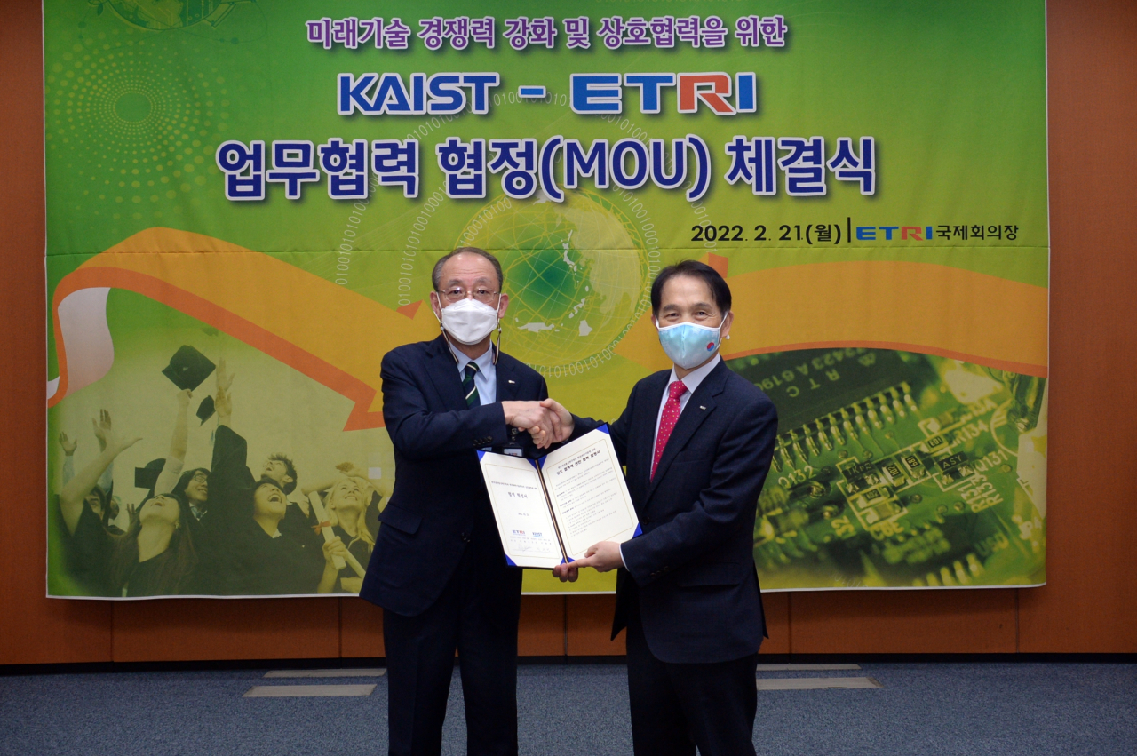 김명준(왼쪽) ETRI 원장과 이광형 KAIST 총장이 업무협력 협정을 체결 후 기념촬영을 하고 있다.[ETRI 제공]