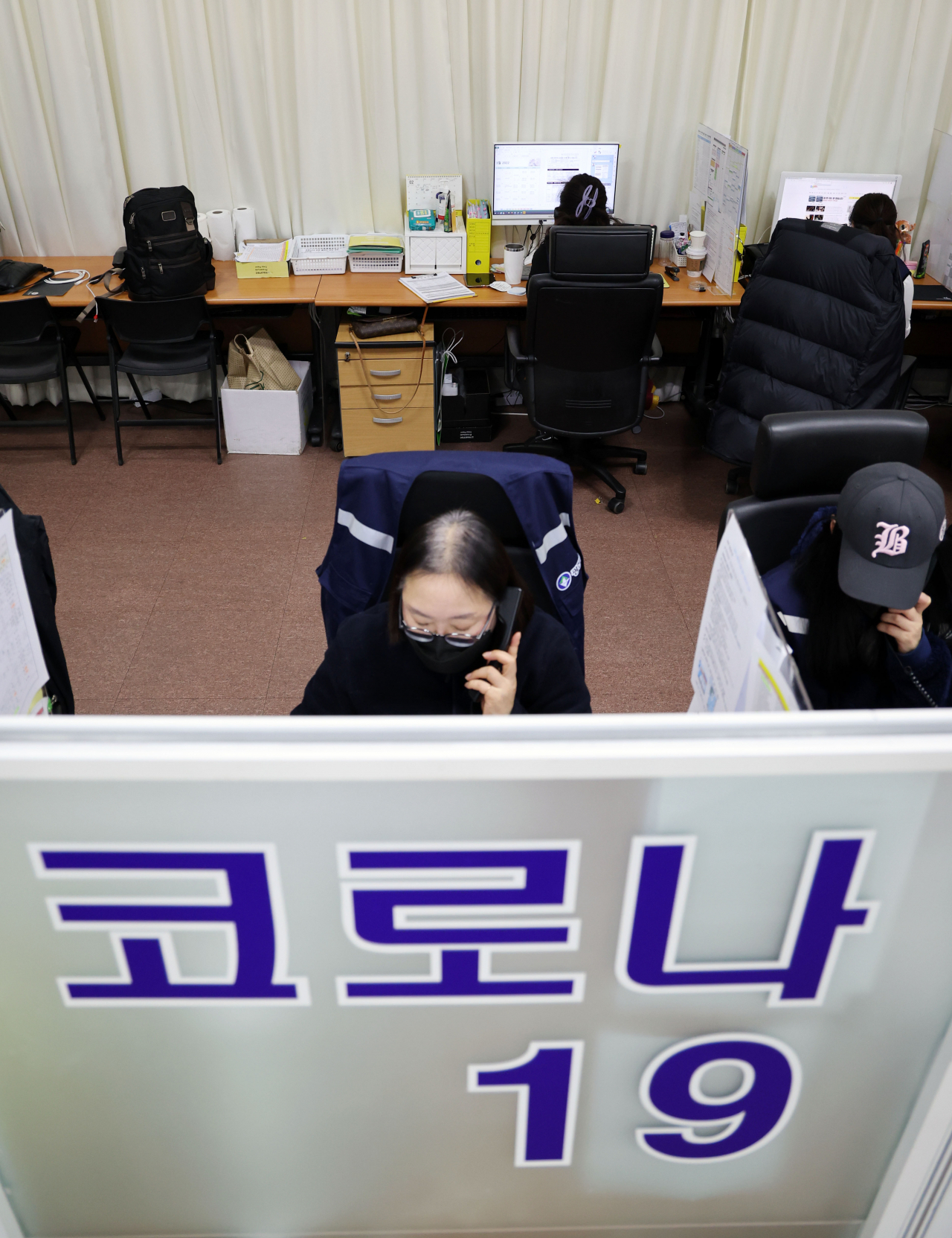 서울 광진구청 재난안전대책본부 종합상황실에서 직원들이 분주하게 근무를 하고 있다. [연합]