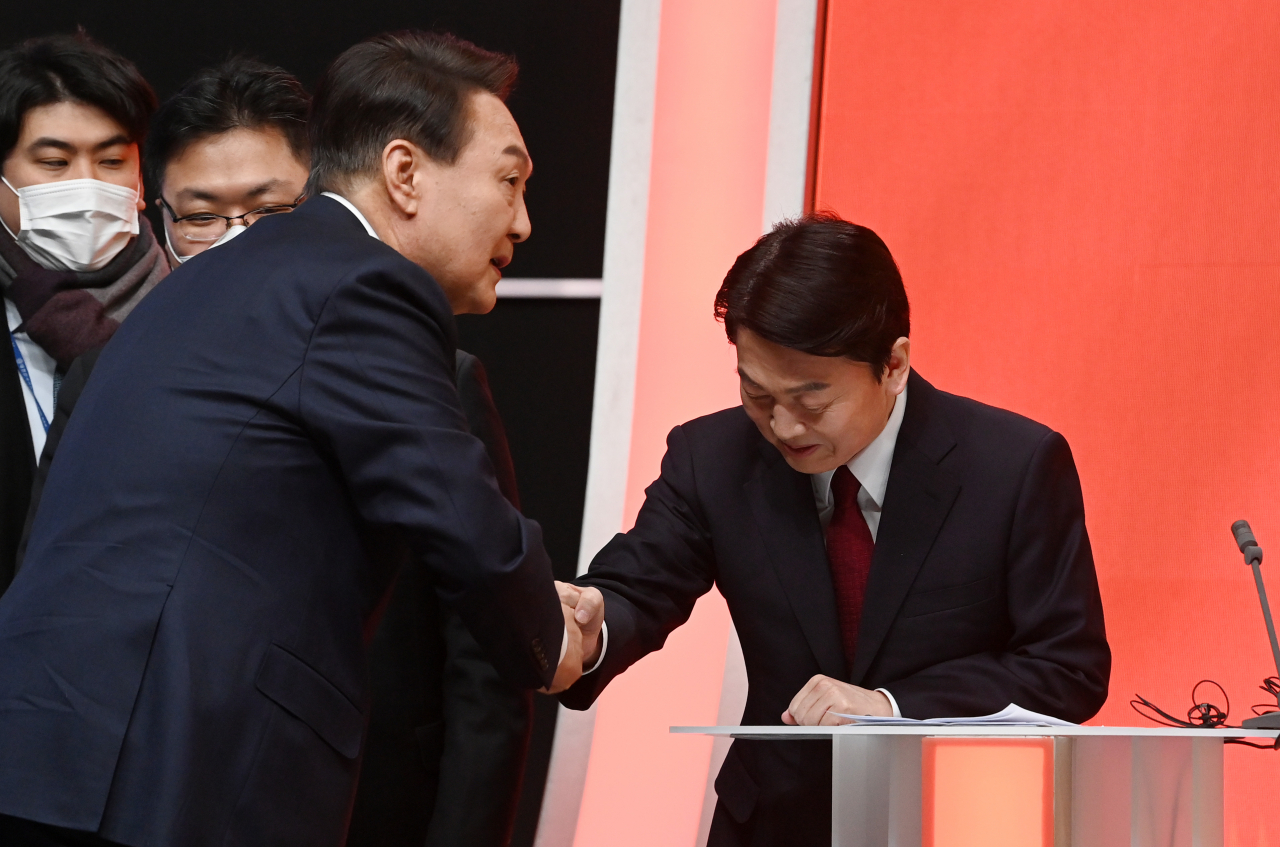 중앙선거관리위원회 주관으로 공식 선거운동 기간 첫 대통령선거 후보 토론회가 열린 21일 서울 마포구 MBC 미디어센터에서 윤석열 국민의힘 대선후보(왼쪽)와 국민의당 안철수 대선후보가 인사를 나누고 있다. [연합]