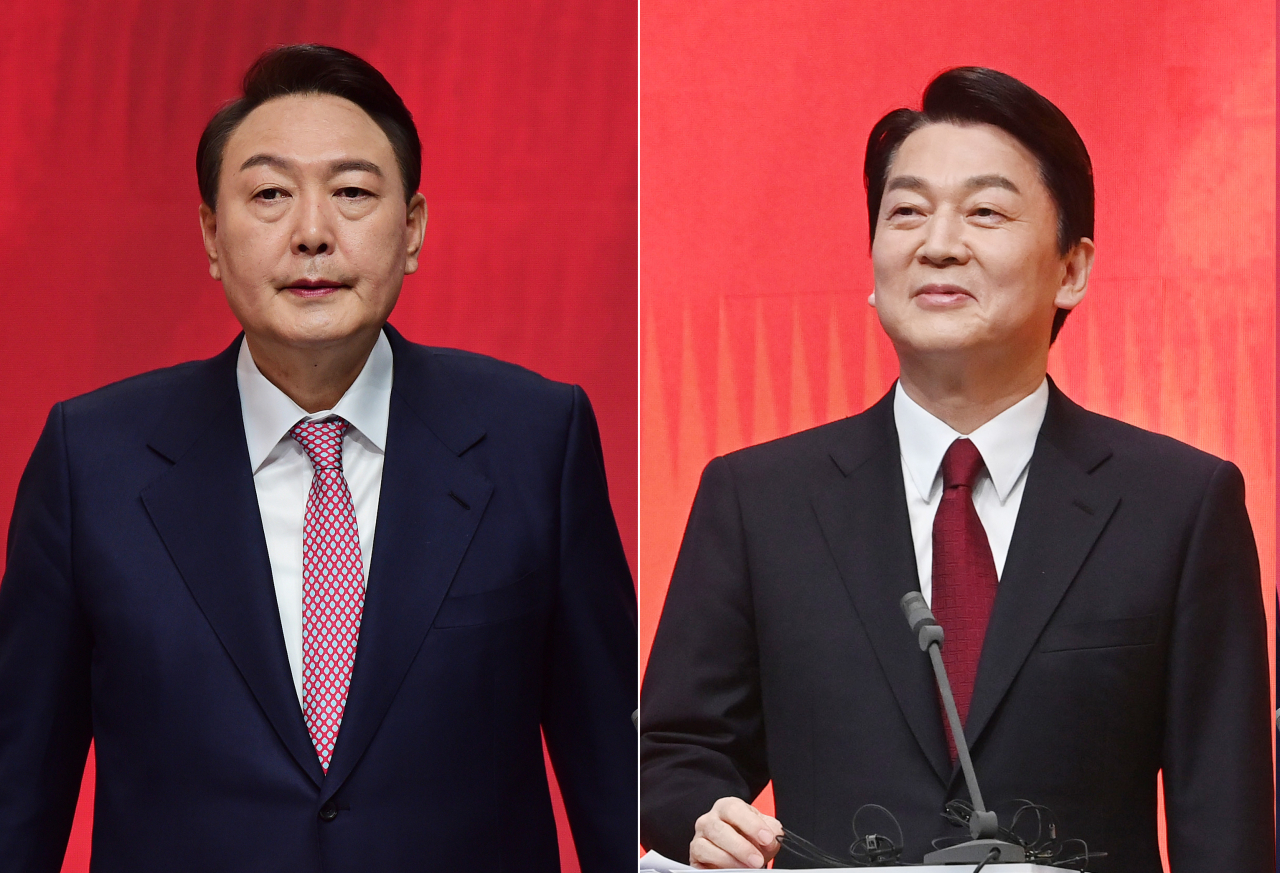 윤석열 국민의힘 대선 후보(왼쪽)와 안철수 국민의당 대선 후보가 21일 오후 서울 마포구 MBC 미디어센터 공개홀에서 열린 중앙선거방송토론위원회 주관 제20대 대통령선거 후보 초청 1차 토론회에서 토론을 준비하고 있다. [연합]
