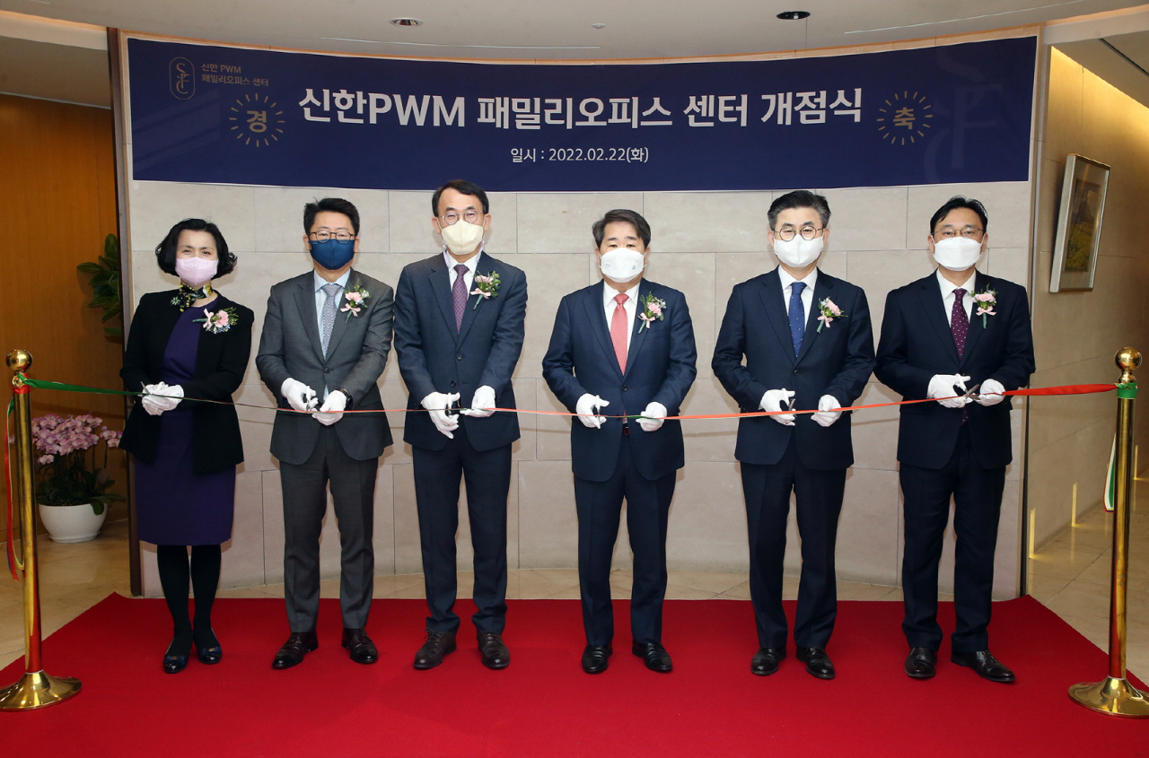 신한금융그룹은 22일 서울 중구에 위치한 신한PWM 패밀리오피스 서울센터에서 초고자산가 대상 자산관리 서비스인 '신한PWM 패밀리오피스' 론칭 및 신한PWM 패밀리오피스센터(SFC) 개점 행사를 개최했다. 이날 행사에서 참석자들이 커팅식 및 기념촬영을 하고 있다.(사진 왼쪽부터 신한PWM 패밀리오피스 서울센터 정성희 지점장, 신한금융투자 이병열 IPS그룹장, 신한금융그룹 정근수 GIB그룹장, 신한금융그룹 안효열 WM그룹장, 신한은행 홍석영 투자상품그룹장, 신한PWM 패밀리오피스 서울센터 최갑수 센터장)
