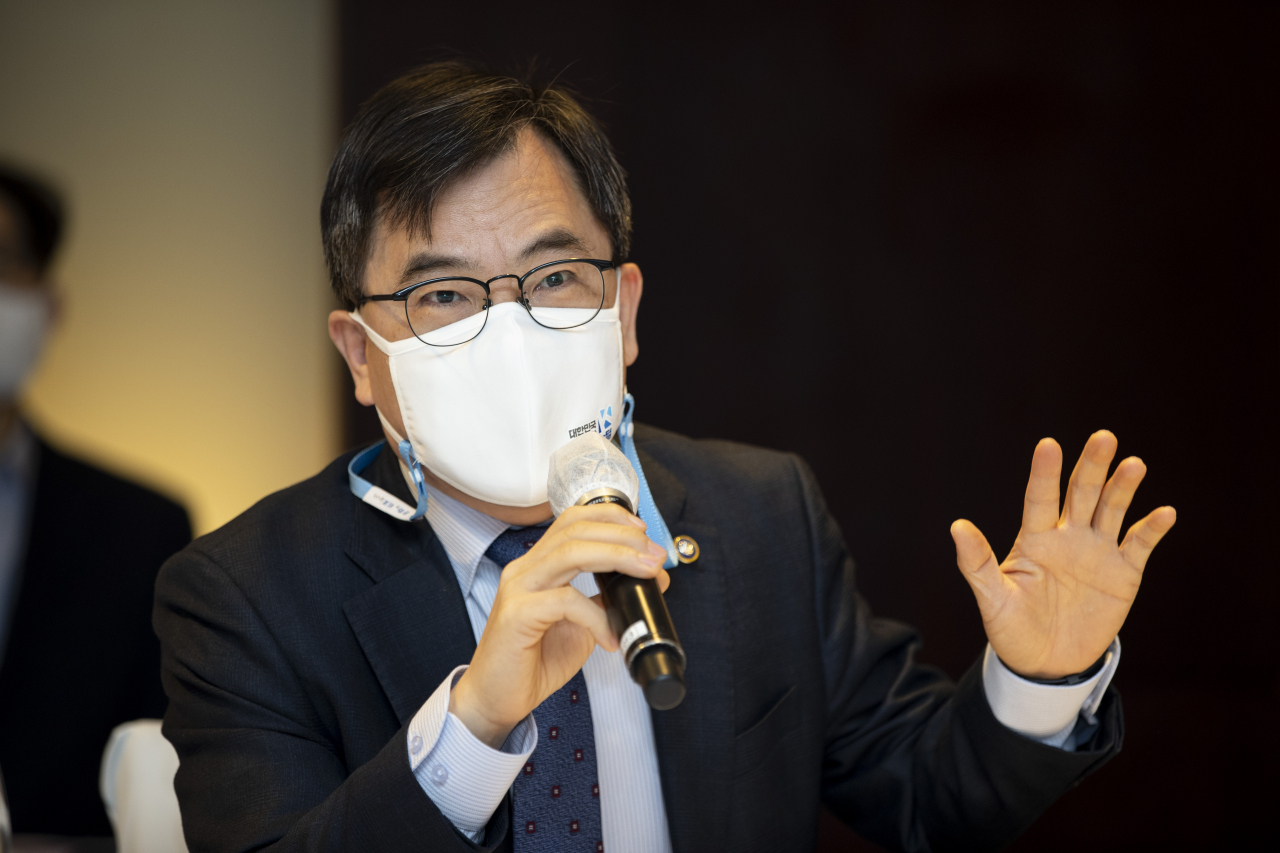 홍정기 환경부 차관이 22일 오전 신라호텔 마로니에홀에서 개최된 환경부-제지업계 CEO 정책간담회에 참석해 탄소중립 및 순환경제를 위한 제지업계의 협조를 당부하고 있다. [환경부 제공]