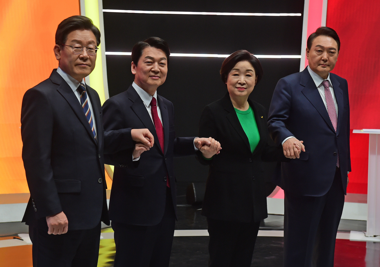 21일 오후 서울 마포구 MBC 미디어센터 공개홀에서 열린 중앙선거방송토론위원회 주관 제20대 대통령선거 후보 초청 1차 토론회에 앞서 대선 후보들이 기념촬영을 하고 있다. 왼쪽부터 이재명 더불어민주당, 윤석열 국민의힘, 안철수 국민의당, 심상정 정의당 대선후보. 연합뉴스
