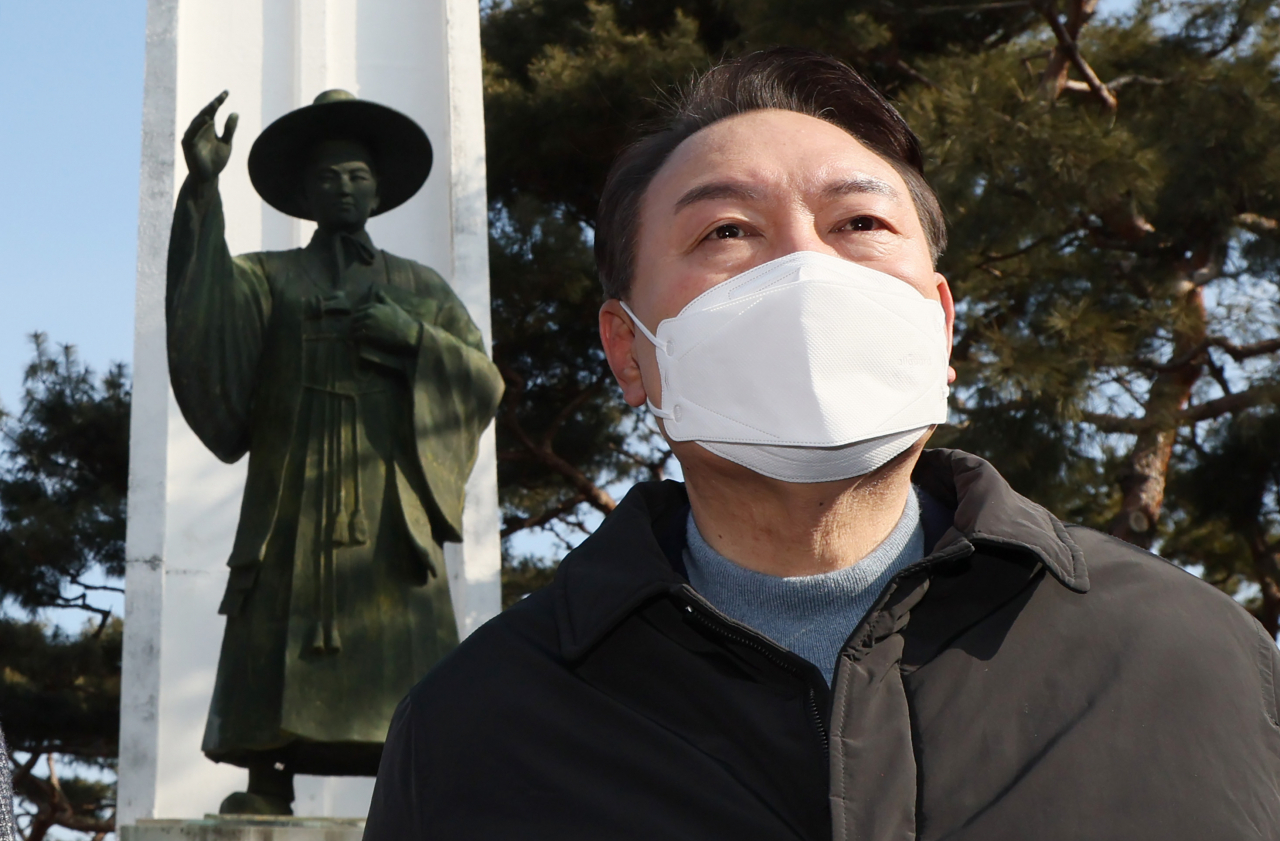 윤석열 국민의힘 대선후보가 22일 오전 충남 당진시 솔뫼성지를 방문, 김대건 신부 동상 앞을 지나고 있다. [연합]