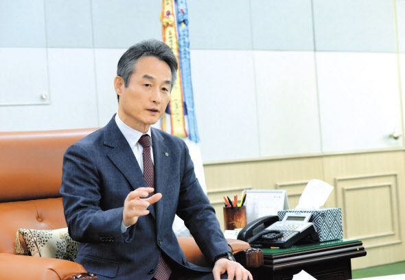 안병옥 한국환경공단 이사장이 인천 서구 한국환경공단 본사 접견실에서 헤럴드경제와 인터뷰하며 탄소중립 등 현안에 대한 견해를 밝히고 있다. [한국환경공단 제공]