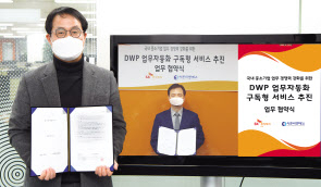 SK(주) C&C 이상국 ICT Digital부문장(왼쪽)과 ㈜이든티앤에스 김연기 대표가 기념촬영을 하고 있다. [SK(주) C&C 제공]