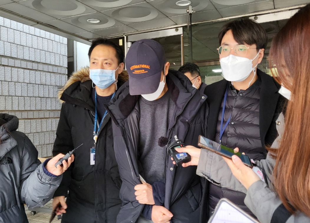 코스피 상장사인 계양전기에서 6년간 회삿돈 245억원을 빼돌린 혐의를 받는 30대 직원 김모씨가 2월 18일 서울 서초구 서울중앙지법에서 열린 영장실질심사를 마친 뒤 법원을 나서고 있다. [연합]