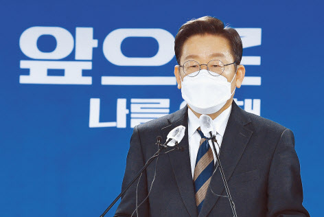 국민의힘과 국민의당 사이의 야권 대선 후보 단일화 협상이 결렬되면서 대선 구도에도 파장을 일으키고 있다. 사진은 21일 국회에서 기자회견을 하는 이재명 더불어민주당 후보. [국회사진기자단]