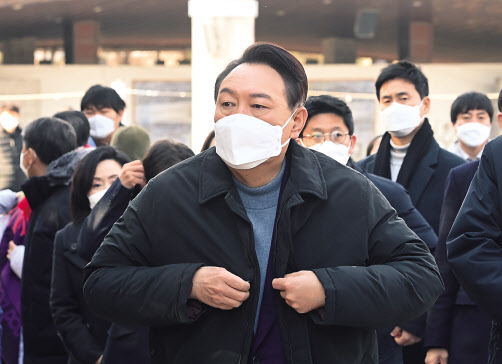국민의힘과 국민의당 사이의 야권 대선 후보 단일화 협상이 결렬되면서 대선 구도에도 파장을 일으키고 있다. 사진은 22일 충남 당진 솔뫼성지를 찾은 윤석열 국민의힘 후보. [국회사진기자단]