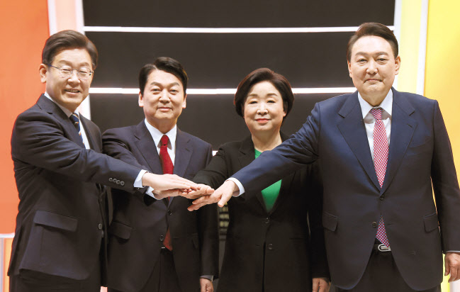 21일 오후 서울 마포구 MBC 미디어센터 공개홀에서 열린 중앙선거방송토론위원회 주관 제20대 대통령선거 후보 초청 1차 토론회에 앞서 대선 후보들이 기념촬영을 하고 있다. 왼쪽부터 이재명 더불어민주당, 안철수 국민의당, 심상정 정의당, 윤석열 국민의힘 대선 후보. [국회사진기자단]