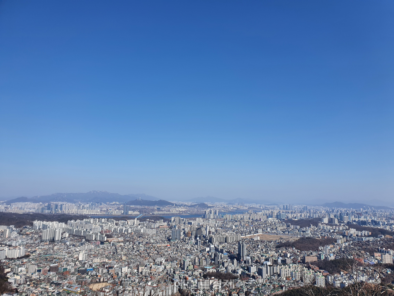 개정 임대차 3법이 시행된 지 3년차를 맞았지만 여전히 임대차시장은 혼란 속에 있다. 사진은 관악산에서 바라본 서울 시내 모습. [헤럴드경제DB]