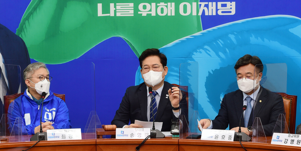 송영길 더불어민주당 대표(가운데)가 22일 서울 여의도 국회에서 열린 최고위원회의에서 발언하고 있다. [연합]