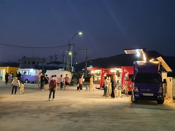 순천만국가정원 인근 달밤 야시장 전경.