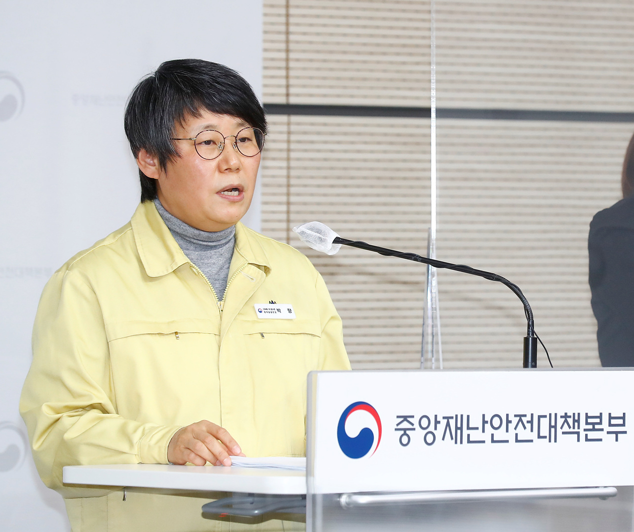 박향 보건복지부 중앙사고수습본부 방역총괄반장이 22일 정부세종청사에서 코로나19 대응 정례브리핑을 하고 있다.[연합]