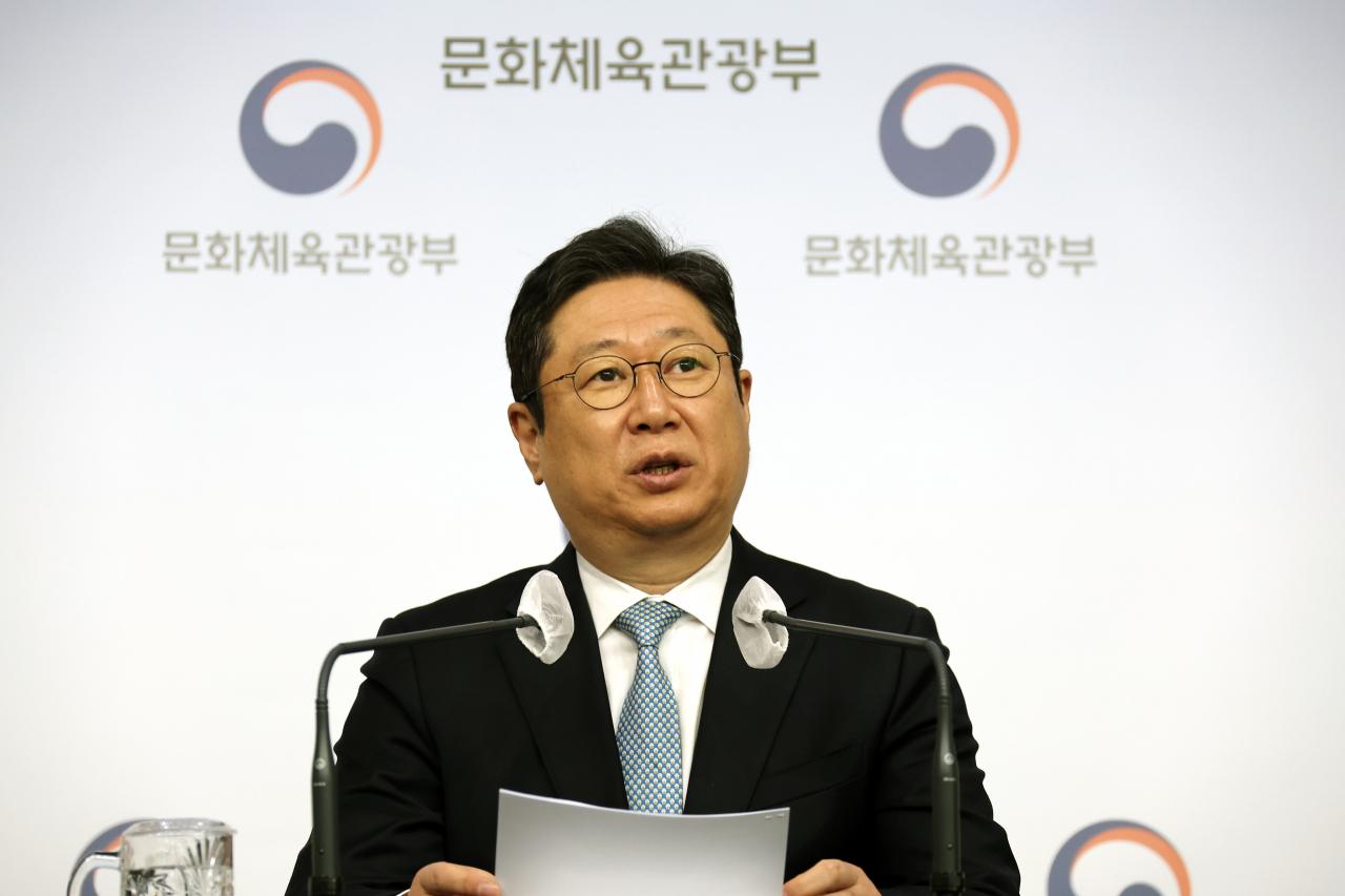 황희 문화체육관광부 장관이 22일 정부서울청사 브리핑실에서 취임 1주년을 맞아 기자간담회를 하고 있다. 연합뉴스