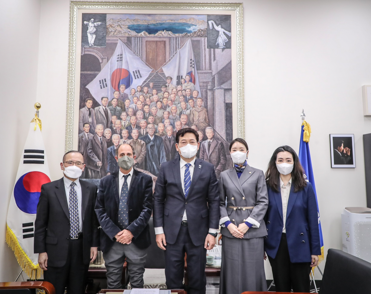 (사진 왼쪽부터) 위성락 전 주러시아 대사, 토마스 오헤아 퀸타나 유엔 북한인권특별보고관, 송영길 대표, 강선우 의원, 전수미 수석부대변인이 지난 21일 더불어민주당 당 대표실에서 간담회를 가졌다.