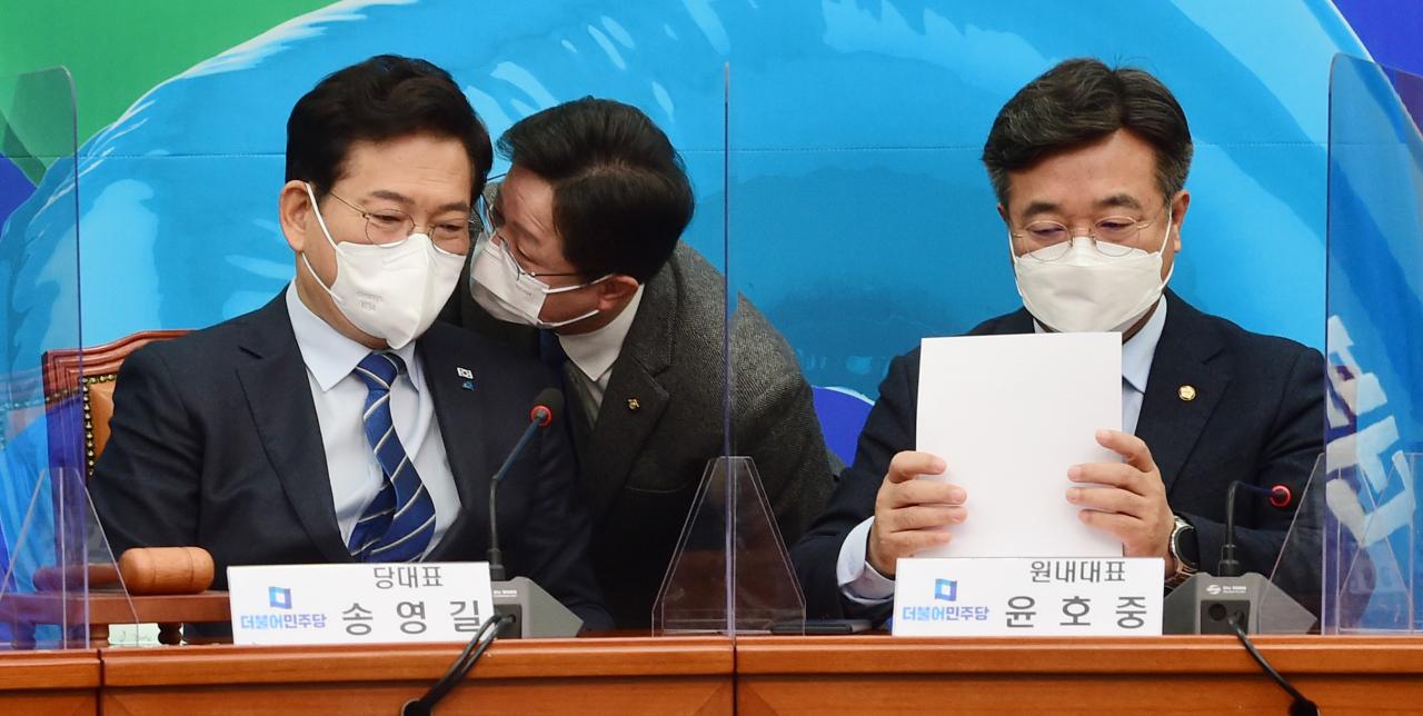 송영길 더불어민주당 대표(왼쪽)와 강병원 최고위원이 22일 서울 여의도 국회에서 열린 최고위원회의에서 대화하고 있다. 윤호중 원내대표(오른쪽)는 서류를 확인하고 있다.[연합]