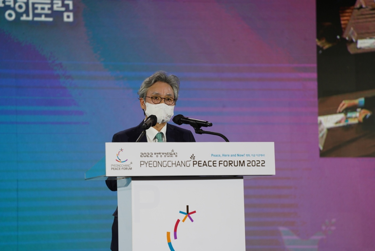 22일 강원도 평창군 알펜시아 컨벤션센터에서 개최된 ‘2022 평창평화포럼’ 개회식에서 포럼 공동위원장인 손혁상 코이카 이사장이 환영사를 통해 지속가능발전목표(SDGs) 달성을 위한 협력과 연대를 강조하고 있다. [코이카 제공]