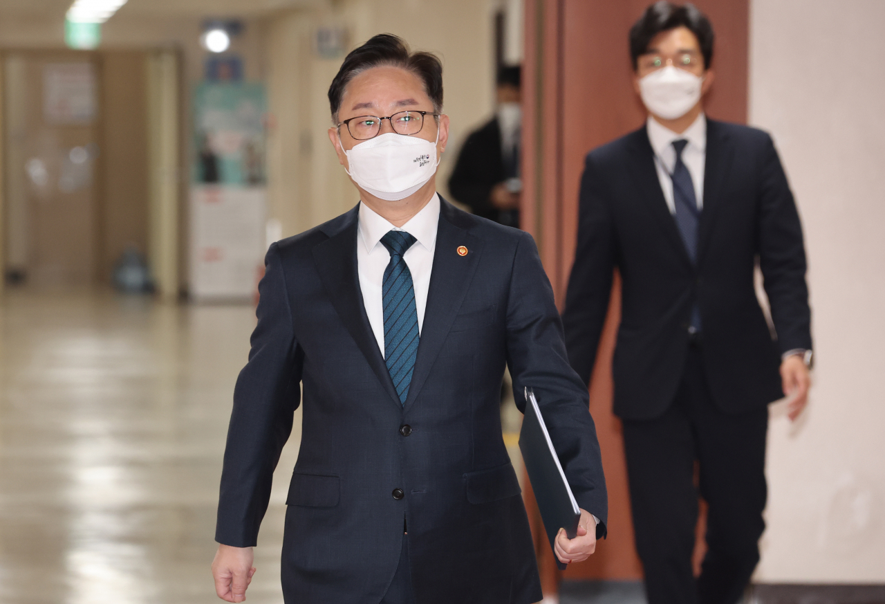박범계 법무부 장관이 22일 정부서울청사에서 열린 국무회의에 참석하고 있다. [연합]