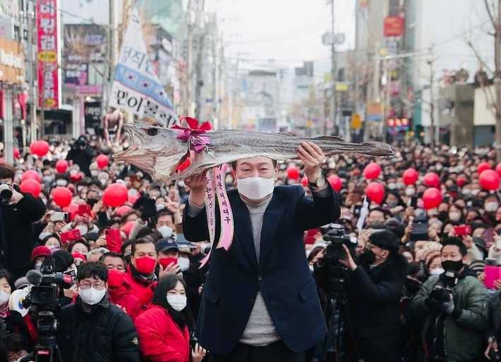 19일 경남 거제시 유세에서 윤석열 후보가 건대구를 높이 들고 있다. [윤석열 페이스북]