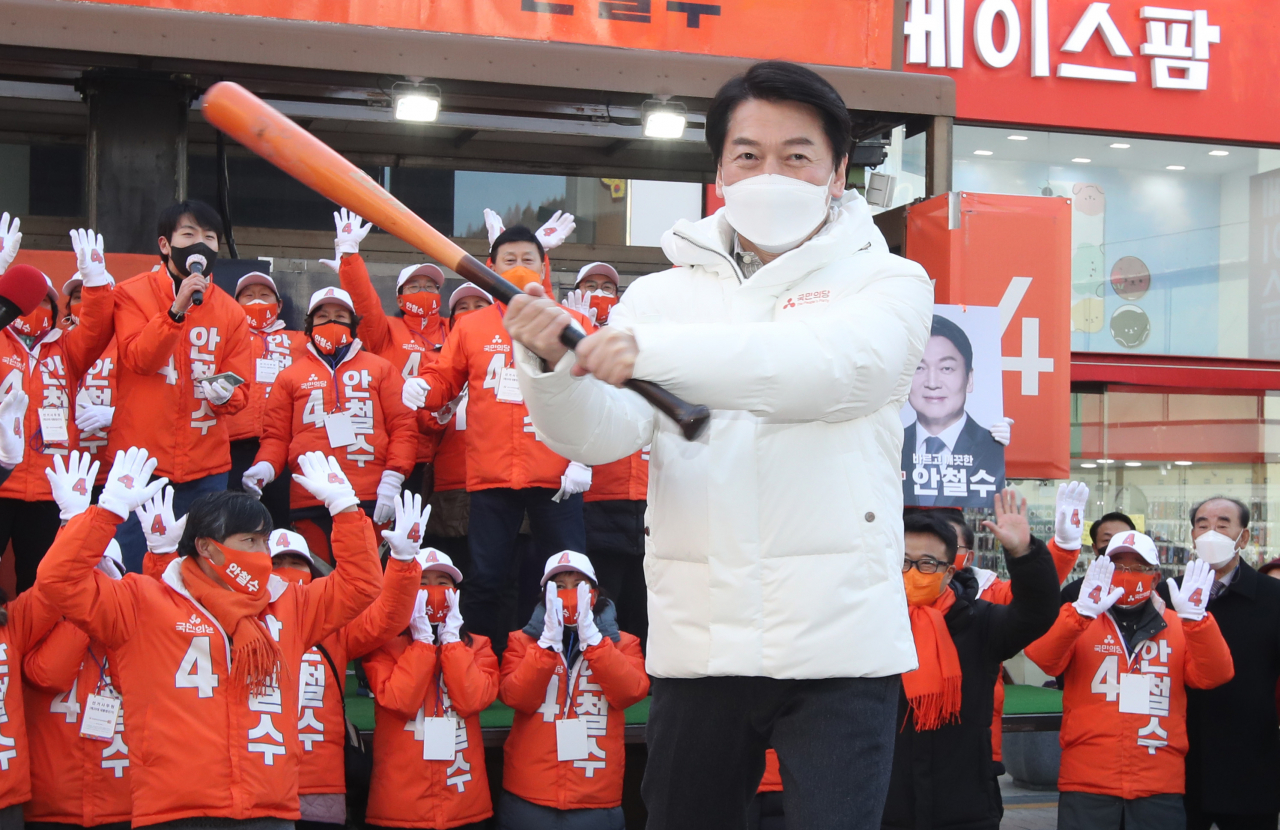 안철수 국민의당 대선 후보가 22일 부산 중구 광복로 선거유세에서 '4번 타자'를 강조하며 야구 배트를 휘두르는 퍼포먼스를 펼치고 있다. [연합]