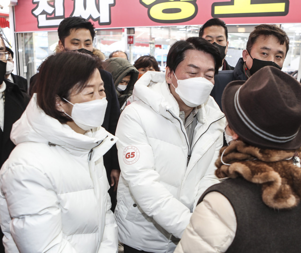 안철수 국민의당 대선후보와 부인 김미경 서울대 교수가 22일 오전 부산 중구 부평 깡통시장을 찾아 시민들과 인사를 하고 있다. [연합]