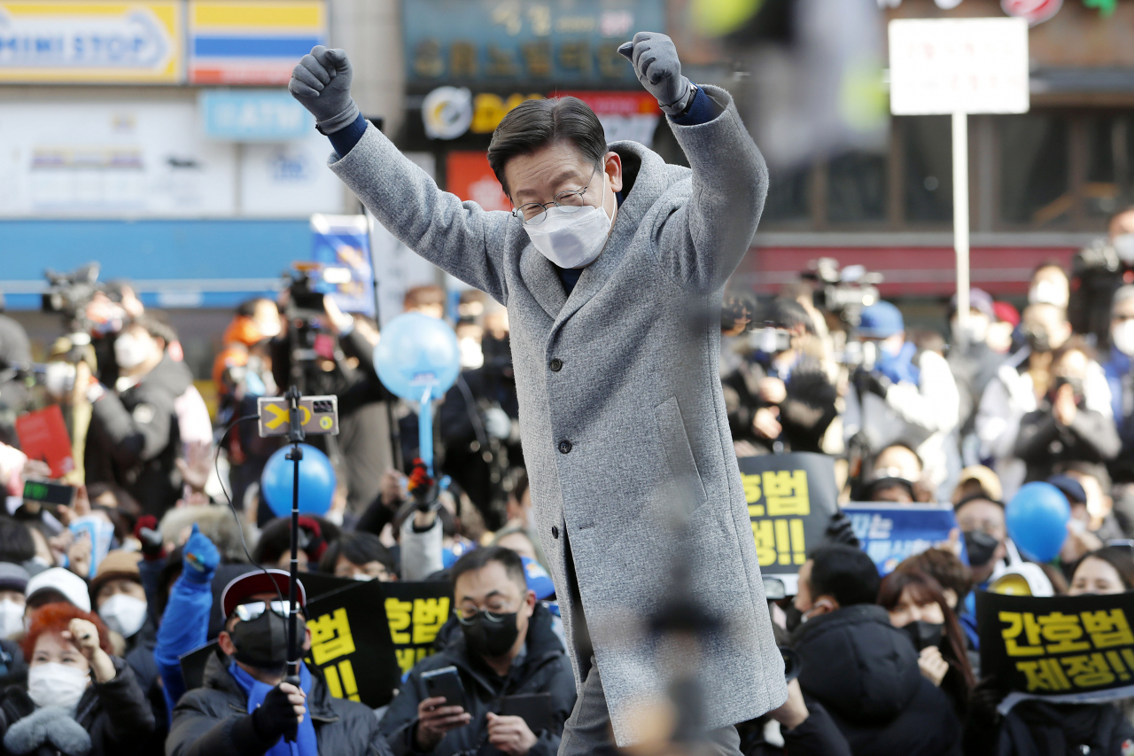 이재명 더불어민주당 대선후보가 22일 인천시 남동구 로데오거리광장에서 열린 인천 집중 유세에서 두손을 들어올려 지지자들의 환호에 답하고 있다. [연합]