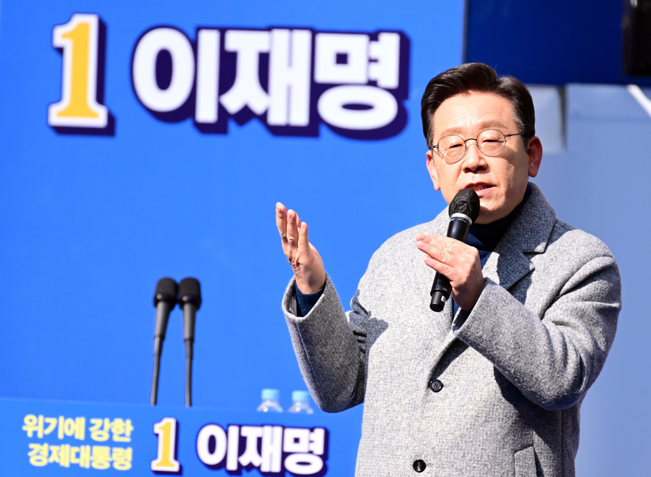 더불어민주당 이재명 후보의 이른바 ‘기축통화국 가능성’ 발언을 두고 여야가 22일 첨예하게 대립하고 있다. 사진은 인천 집중유세에서 지지를 호소하고 있는 모습. [연합]