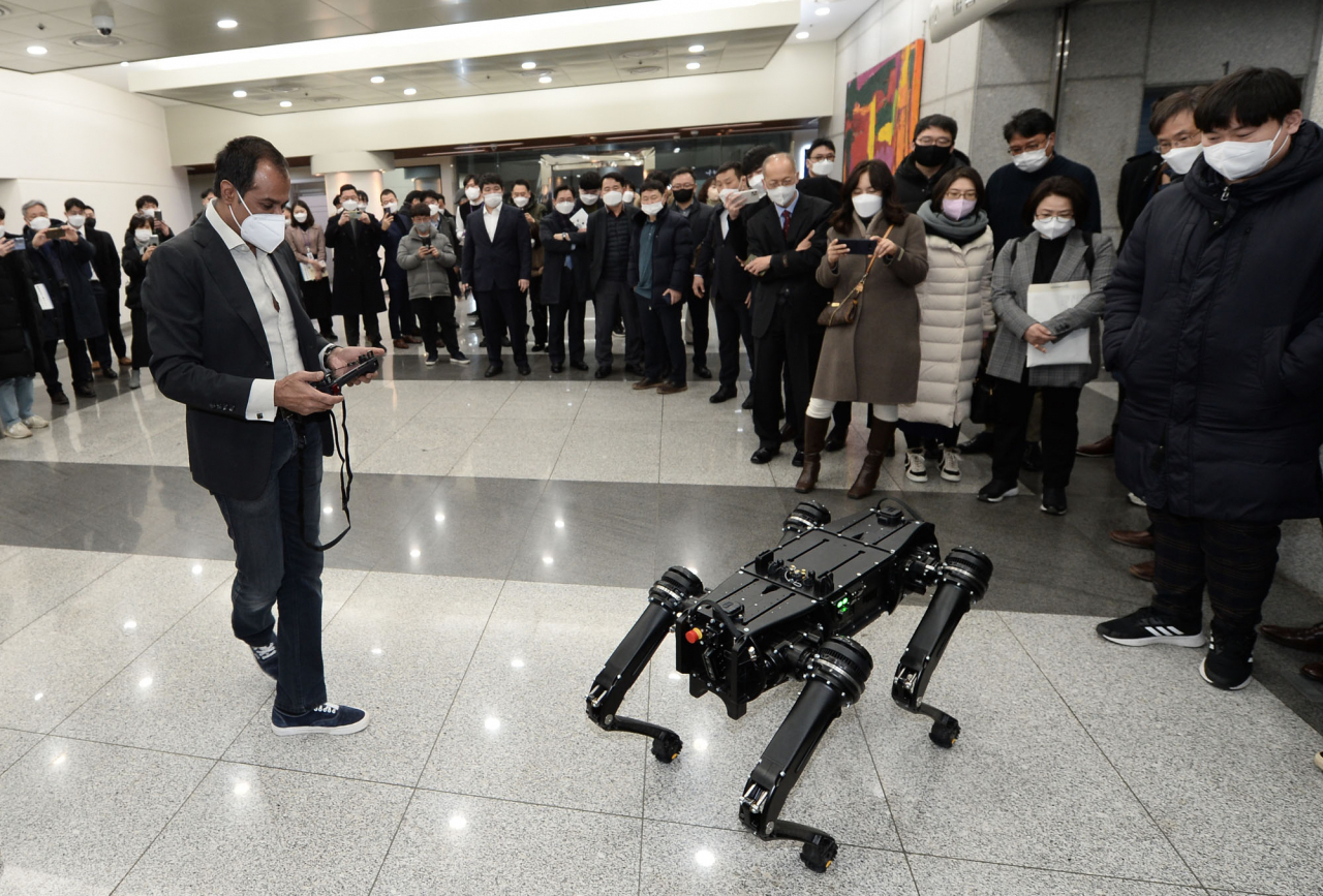 미국의 드론봇 기업 고스트로보틱스가 염곡동 코트라 본사에서 제품을 시연하고 있다. [코트라 제공]