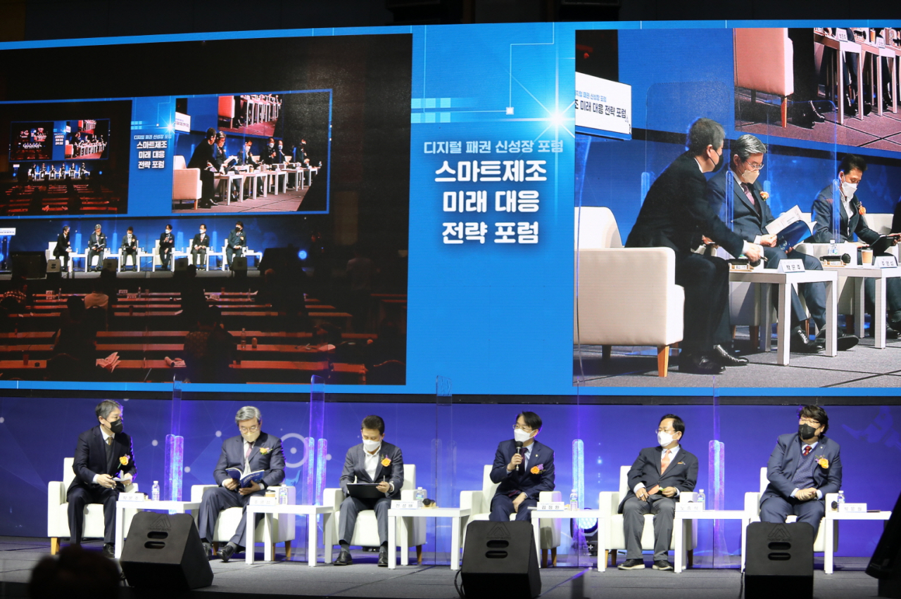 김정환 한국산업단지공단 이사장(사진 왼쪽에서부터 4번째)과 패널들이 주제발표에 이은 패널토론을 진행하고 있다. [산단공 제공]