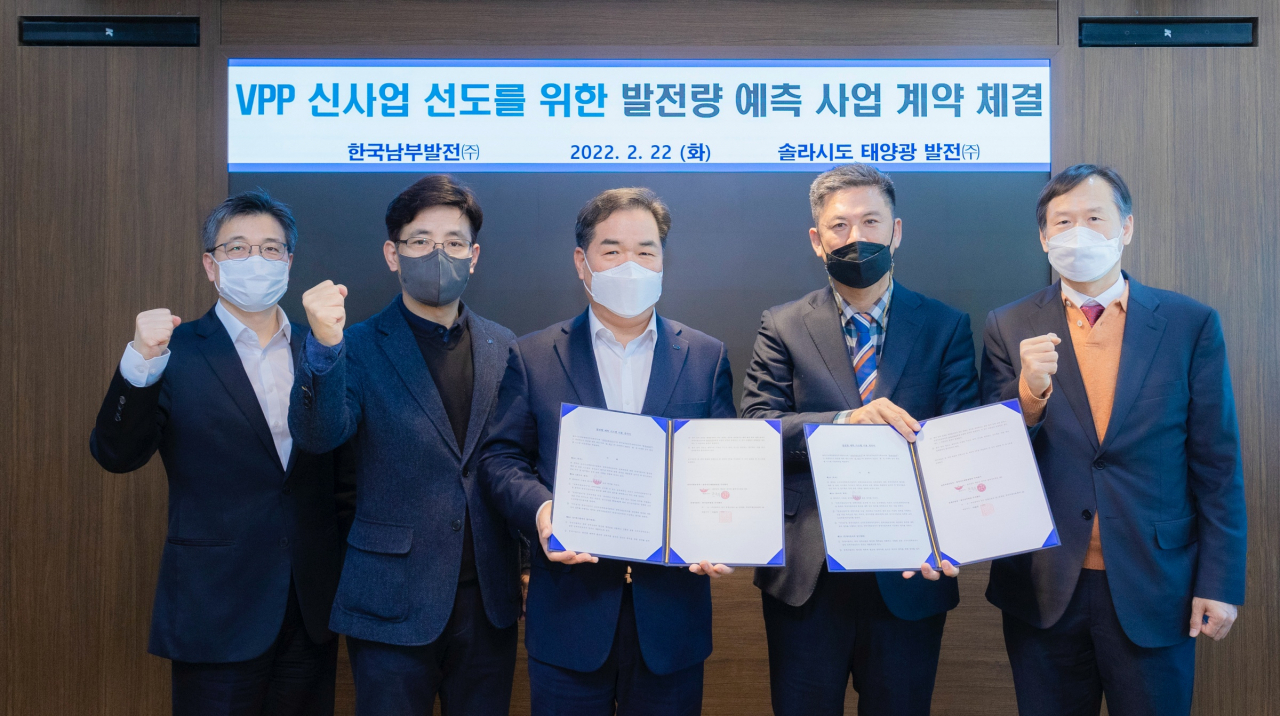 남부발전 심재원 사업본부장(왼쪽 세 번째)이 솔라시도 태양광 문옥식 대표이사(왼쪽 네 번째)와 함께 사업계약을 마치고 기념촬영을 하고 있다. [남부발전 제공]