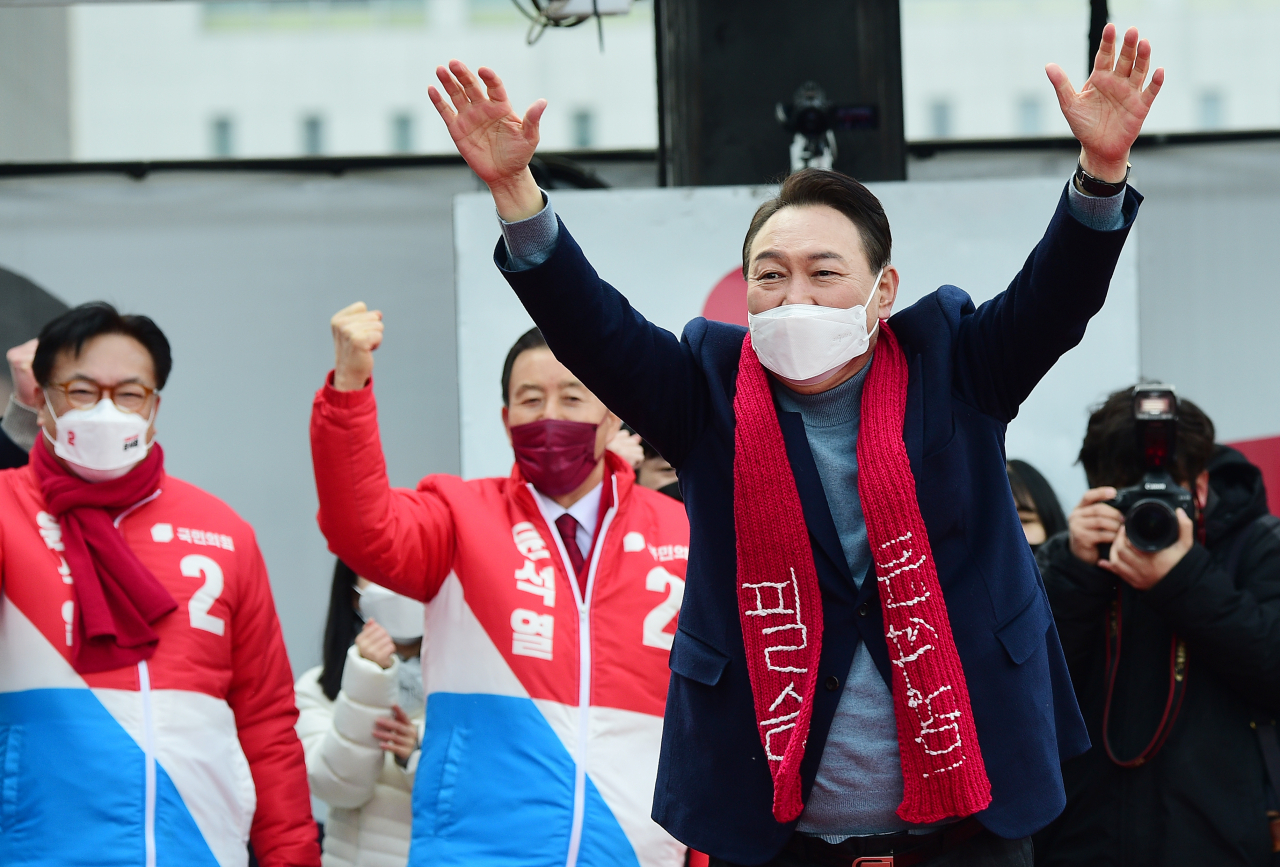 윤석열 국민의힘 대선 후보가 22일 오후 충남 홍성군 내포신도시에서 열린 유세에서 지지를 호소하고 있다. [연합]